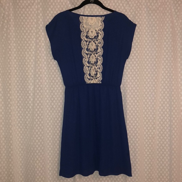 Lace-back dress - Picture 2 of 2